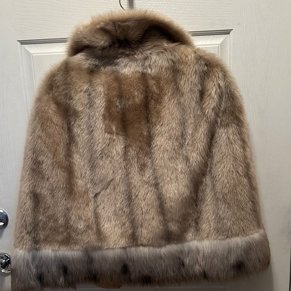Elegant Vintage Faux Fur Cape - Cream and Gray - Picture 4 of 8